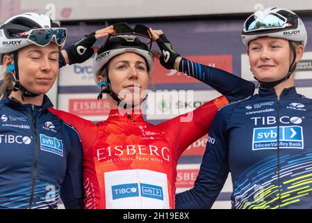 Nina Kessler et Abi Smith de l'équipe TIBCO se préparant à la quatrième étape de la course de cycle AJ Bell Women's Tour, à partir de Shoeburyness, Essex, Royaume-Uni Banque D'Images