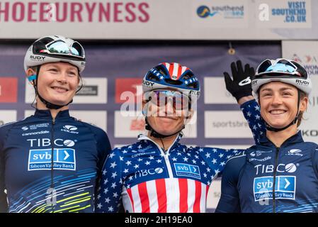 ABI Smith, Lauren Stephens, Veronica Ewers de l'équipe TIBCO se préparant à la course de cycle AJ Bell Women's Tour Stage 4, à partir de Shoeburyness Banque D'Images