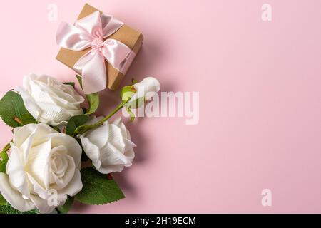 Aménagement créatif avec fleurs sur fond rose.Concept de printemps minimal. Banque D'Images