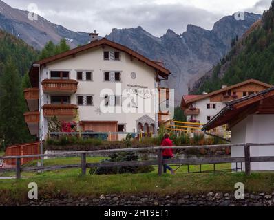 Samnaun, Suisse - 28 septembre 2021 : Hotel Bundnerhof dans la station de ski et la zone suisse hors taxes de Samnaun Banque D'Images