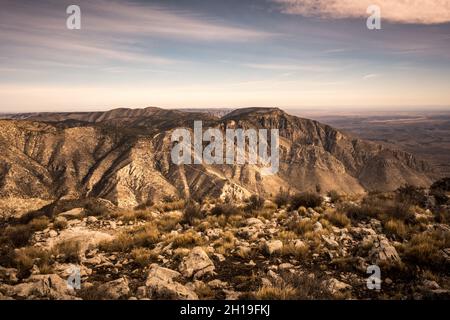 Trail et Hunter Peak vus depuis le sommet de Guadalupe Peak Banque D'Images