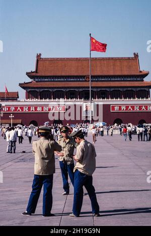 Les soldats posent pour des photos devant la porte de la paix céleste, entrée de la Cité interdite.Pékin, Chine. Banque D'Images