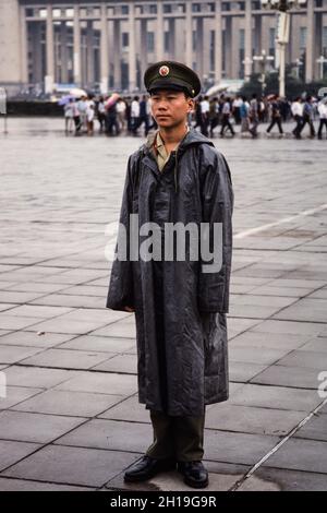 Un soldat garde sur la place Tienanmen par un jour de pluie à Pékin, en Chine. Banque D'Images