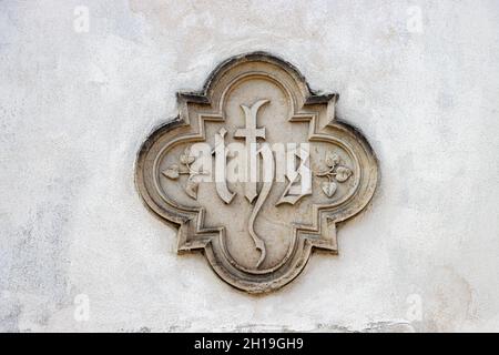 Un monogramme du nom de Jésus-Christ sur une façade de l'église. Banque D'Images