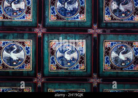 Hérons blancs peints sur des carreaux de plafond dans la salle du trône du Palais de l'harmonie suprême.Cité interdite, Pékin, Chine. Banque D'Images