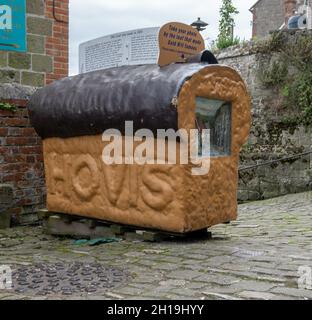 SHAFTSBURY, ROYAUME-UNI - 20 août 2021 : un modèle de pain Hovis au sommet de Gold Hill, Shaftsbury, où la publicité a été filmée Banque D'Images