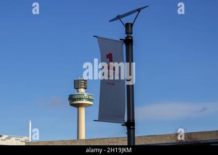 Liverpool, Royaume-Uni: St Johns Beacon (radio City Tower) et bannière du centre commercial, Chavasse Park. Banque D'Images