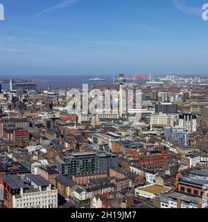 Liverpool, Royaume-Uni : vue aérienne du centre-ville, incluant le phare de St Johns (radio City Tower) Banque D'Images