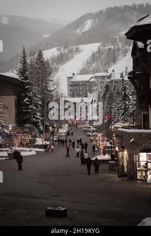 Vail Village, Colorado, pendant une chute de neige. Banque D'Images