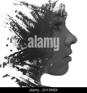 Un portrait de profil noir et blanc d'une femme combiné à des traits de peinture.Peinture. Banque D'Images