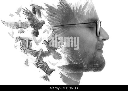 Peinture.Un portrait de profil d'un homme avec des lunettes combiné à la peinture à l'encre d'oiseaux volants. Banque D'Images
