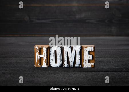 ACCUEIL.Lettres en bois blanc sur fond en bois foncé. Banque D'Images