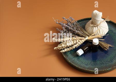 Composition de spa avec sac de plantes, huiles naturelles en pots et fleurs séchées. Banque D'Images
