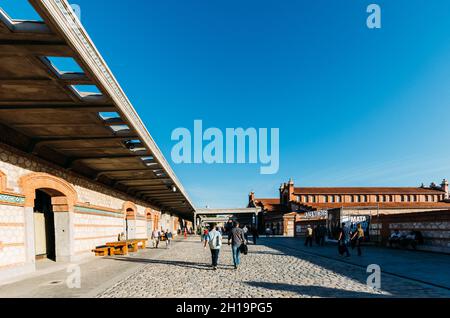 MADRID, ESPAGNE - 26 septembre 2021: Quelques touristes marchant le long de la route couverte de pavés vers Matadero, le centre artistique dans le dist d'Arganzuela Banque D'Images