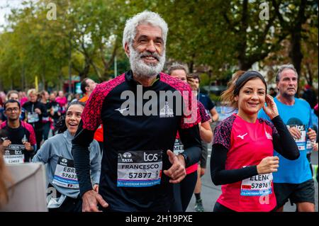 Un homme est vu sourire pendant la course.L'année dernière, le marathon a été annulé en raison du coronavirus, mais avec 31,000 inscriptions pour l'édition 2021, l'événement s'avère avoir une grande résilience.Cette année, les heures de début de toutes les distances de course ont été avancées, afin d'essayer de répartir les coureurs autant que possible sur le parcours.Le TCS Amsterdam Marathon est connu comme l'un des marathons les plus grands et les plus rapides au monde.L'éthiopien Tamirat Tola, âgé de 30 ans, a gagné en 2 heures, 3 minutes et 39 secondes en battant le record du cours.Le dossier de cours des femmes a également été brisé par Keny Banque D'Images