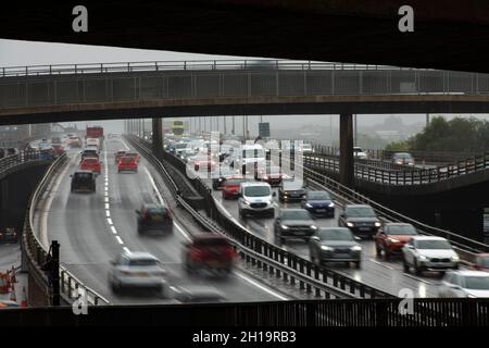 Glasgow, Écosse, Royaume-Uni.17 octobre 2021.PHOTO : sortie 19 de la chaussée ouest de l'autoroute M8 et du pont Kingston qui traverse la rivière Clyde.Compte à rebours jusqu'à la conférence/sommet COP26 sur les changements climatiques qui débutera officiellement le 31 octobre et se terminera le 12 novembre, un certain nombre de routes fermées autour de Glasgow entreront en vigueur du 24 octobre.Crédit : Colin Fisher/Alay Live News Banque D'Images