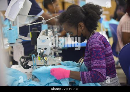 Hawassa, Éthiopie.17 octobre 2021.Une femme travaille dans une usine de textile au parc industriel de Hawassa, à Hawassa, en Éthiopie, le 12 octobre 2021.Credit: Michael Tewelde/Xinhua/Alay Live News Banque D'Images