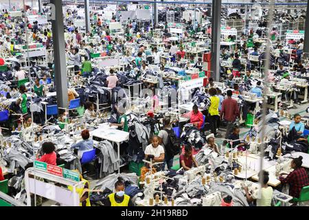 Hawassa, Éthiopie.17 octobre 2021.Les gens travaillent dans une usine de textile au parc industriel de Hawassa, à Hawassa, en Éthiopie, le 12 octobre 2021.Credit: Michael Tewelde/Xinhua/Alay Live News Banque D'Images