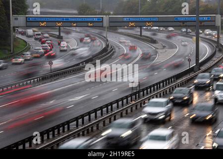 Glasgow, Écosse, Royaume-Uni.17 octobre 2021.PHOTO : sortie 21 de l'autoroute M8 à Plantation à Glasgow, vers l'est.Compte à rebours jusqu'à la conférence/sommet COP26 sur les changements climatiques qui débutera officiellement le 31 octobre et se terminera le 12 novembre, un certain nombre de routes fermées autour de Glasgow entreront en vigueur du 24 octobre.Crédit : Colin Fisher/Alay Live News Banque D'Images