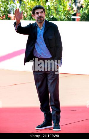 Rome, Italie.17 octobre 2021.L'acteur Pierfrancesco Favino pose pour les photographes pendant le tapis rouge des promesses du film à la 16ème édition du Festival du film de Rome .Rome (Italie), 17 octobre 2021 photo Andrea Staccioli/Insidefoto crédit: Insidefoto srl/Alay Live News Banque D'Images