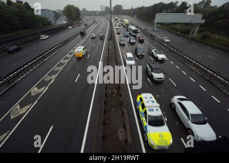 Glasgow, Écosse, Royaume-Uni.17 octobre 2021.PHOTO : sortie 21 de l'autoroute M8 à Plantation, à Glasgow, en regardant vers l'ouest avec la voie d'accès reliant l'autoroute M77 qui va à Prestwick.Compte à rebours jusqu'à la conférence/sommet COP26 sur les changements climatiques qui débutera officiellement le 31 octobre et se terminera le 12 novembre, un certain nombre de routes fermées autour de Glasgow entreront en vigueur du 24 octobre.Crédit : Colin Fisher/Alay Live News Banque D'Images