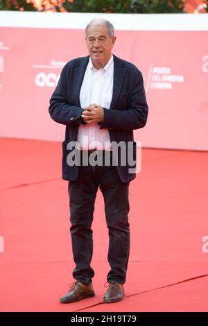 Rome, Italie.17 octobre 2021.Giovanni Minoli assiste à l'événement de tapis rouge de donne di Calabria à l'Auditorium parco della Musica à Rome.Crédit : SOPA Images Limited/Alamy Live News Banque D'Images