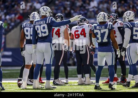 Indianapolis, Indiana, États-Unis.17 octobre 2021.L'attaque défensive des Indianapolis Colts DeForest Buckner (99) pointe vers la ligne de touche pendant le match entre les Houston Texans et les Indianapolis Colts au Lucas Oil Stadium, Indianapolis, Indiana.(Image de crédit : © Scott Stuart/ZUMA Press Wire) Banque D'Images