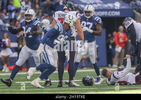 Indianapolis, Indiana, États-Unis.17 octobre 2021.Indianapolis Colts défensive end Tyquan Lewis (94) et Indianapolis Colts défensive attach DeForest Buckner (99) célèbrent un sac de Houston Texans Quarterback Davis Mills (10) pendant le match entre les Houston Texans et les Indianapolis Colts au Lucas Oil Stadium, Indianapolis, Indiana.(Image de crédit : © Scott Stuart/ZUMA Press Wire) Banque D'Images