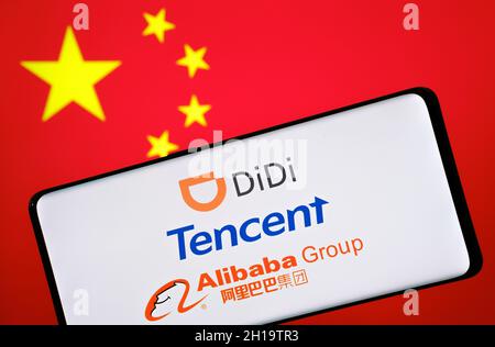 Chinois BigTech concept.Didi, Tencent, Alibaba logos vus sur smartphone et drapeau flou de la Chine sur le fond.Stafford, Royaume-Uni, octobre Banque D'Images