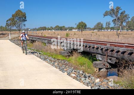 Cycliste sur le chemin de fer de Brisbane Valley Banque D'Images