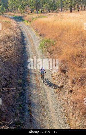 Cycliste sur le chemin de fer de Brisbane Valley Banque D'Images