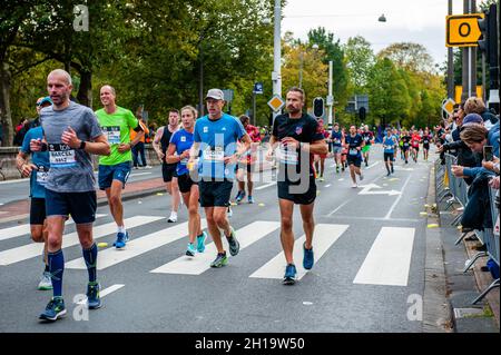 Un groupe de coureurs masculins semble épuisé au cours des derniers kilomètres.L'année dernière, le marathon a été annulé en raison du coronavirus, mais avec 31,000 inscriptions pour l'édition 2021, l'événement s'avère avoir une grande résilience.Cette année, les heures de début de toutes les distances de course ont été avancées, afin d'essayer de répartir les coureurs autant que possible sur le parcours.Le TCS Amsterdam Marathon est connu comme l'un des marathons les plus grands et les plus rapides au monde.L'éthiopien Tamirat Tola, âgé de 30 ans, a gagné en 2 heures, 3 minutes et 39 secondes en battant le record du cours.Le wom Banque D'Images