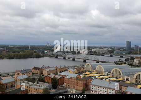 Vue sur la rivière Daugava depuis le sommet du bâtiment de l'Académie des sciences à Riga Banque D'Images