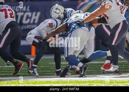 Indianapolis, Indiana, États-Unis.17 octobre 2021.Le quarterback des Texans de Houston Davis Mills (10) est saccagé par l'extrémité défensive des Colts d'Indianapolis Tyquan Lewis (94) et l'attaque défensive des Colts d'Indianapolis DeForest Buckner (99) dans le jeu entre les Texans de Houston et les Colts d'Indianapolis au stade Lucas Oil, Indianapolis, Indiana.(Image de crédit : © Scott Stuart/ZUMA Press Wire) Banque D'Images