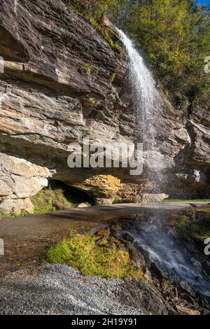 Bridal Veil Falls, une chute d'eau pittoresque en voiture le long de la Highway 64 près de Highlands, en Caroline du Nord.(ÉTATS-UNIS) Banque D'Images