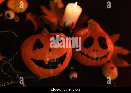 Petits citrouilles effrayantes Smiles.Mise en place des citrouilles d'Halloween.Décorations d'Halloween sur la table. Banque D'Images