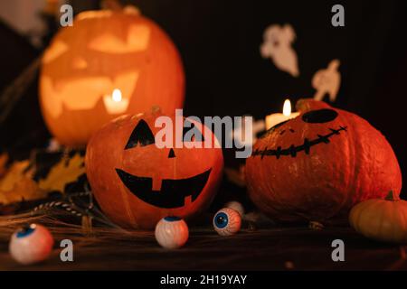 Petits citrouilles effrayantes Smiles.Mise en place des citrouilles d'Halloween.Décorations d'Halloween sur la table. Banque D'Images