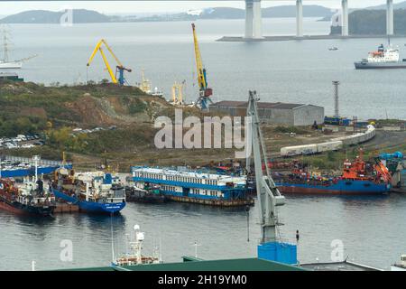 Vladivostok, Russie - 11 octobre 2021 : vue sur le port de pêche de Diomid Banque D'Images