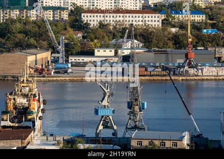 Vladivostok, Russie - 11 octobre 2021 : vue sur le port de pêche de Diomid Banque D'Images