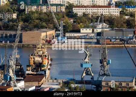 Vladivostok, Russie - 11 octobre 2021 : vue sur le port de pêche de Diomid Banque D'Images