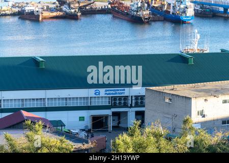 Vladivostok, Russie - 11 octobre 2021 : vue sur le port de pêche de Diomid Banque D'Images