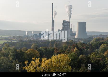 Melnik, République tchèque.17 octobre 2021.Vue d'ensemble de la centrale électrique Melnik, exploitée par la société CEZ, plus grand producteur d'électricité en République tchèque.La centrale électrique est située au nord, à environ 36 kilomètres de Prague, la capitale tchèque.En raison de la forte croissance du prix de l'énergie sur le marché, plusieurs distributeurs indépendants d'énergie électrique (dont Bohemia Energy et Kolibrik energie) en république tchèque ont fait faillite la semaine dernière.Crédit : SOPA Images Limited/Alamy Live News Banque D'Images