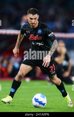 Le buteur italien Matteo Politano de SSC Napoli contrôle le ballon lors du match de football de Serie A entre SSC Napoli et Turin au stade Diego Armando Maradona Naples, dans le sud de l'Italie, le 17 octobre 2021. Banque D'Images