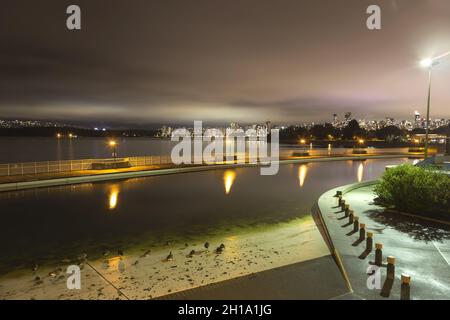 Kits Pool Night View, Kitsilano Beach et Vancouver, Colombie-Britannique Canada City Lights Urban Skyline. Nuages bas Rainy Sky Horizon Banque D'Images