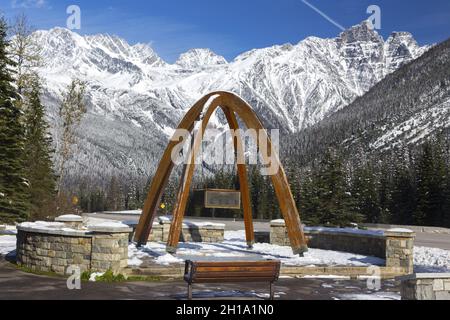 Monument du col Rogers Arches par la route transcanadienne avec Snowy Colombie-Britannique, Canada Selkirk Mountains Glacier National Park Landscape Banque D'Images