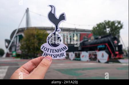 30 août 2021, Londres, Royaume-Uni.L'emblème du club de football Tottenham Hotspur F.C. sur fond de stade moderne. Banque D'Images