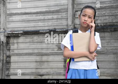 Jeune jeune jeune fille diverse étudiant faire une décision porter uniforme Banque D'Images