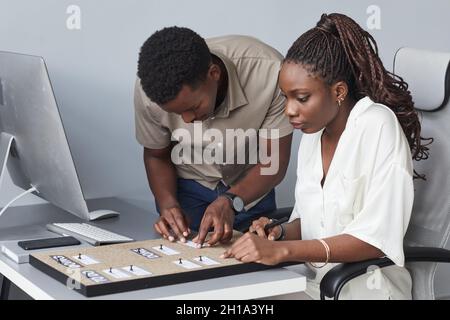 Portrait de deux hommes d'affaires afro-américains qui prévoient de faire le tableau tout en travaillant ensemble au bureau Banque D'Images