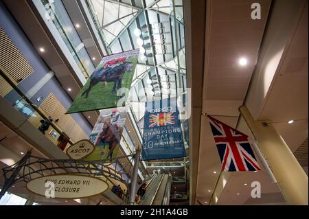 Ascot, Berkshire, Royaume-Uni.16 octobre 2021.À l'intérieur de la tribune, à l'occasion de la Journée des champions britanniques QIPCO.Crédit : Maureen McLean/Alay Banque D'Images