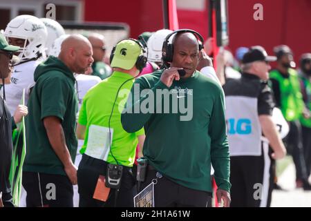 BLOOMINGTON, ÉTATS-UNIS - 2021/10/16: L'entraîneur de football de l'État du Michigan Mel Tucker entraîne lors d'un match de la NCAA contre l'université de l'Indiana le 16 octobre 2021 au Memorial Stadium à Bloomington, Ind. IU perdu à l'État du Michigan 20-15. Banque D'Images